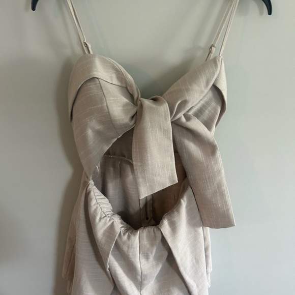 Boutique Elegant Beige front Bow-Tie zipper romper - Picture 1 of 4